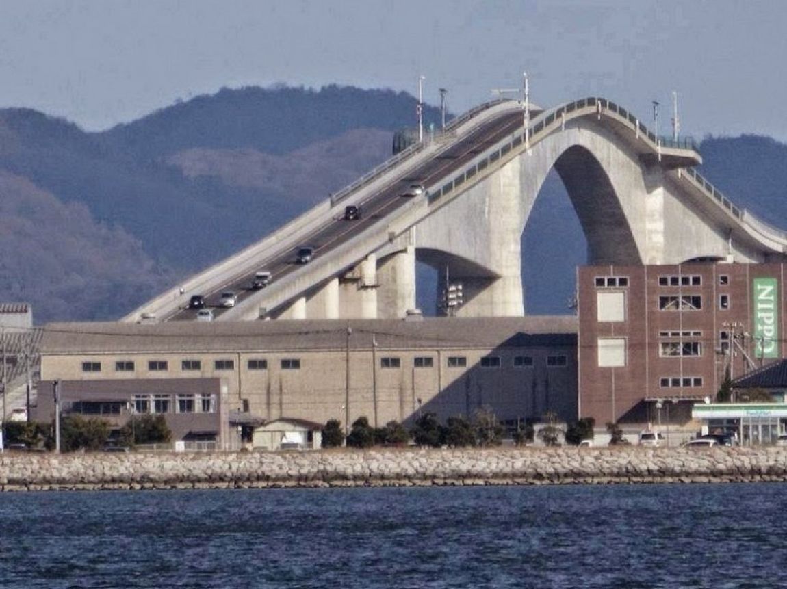 Japonský most s veľkým prevýšením vyzerá šialene