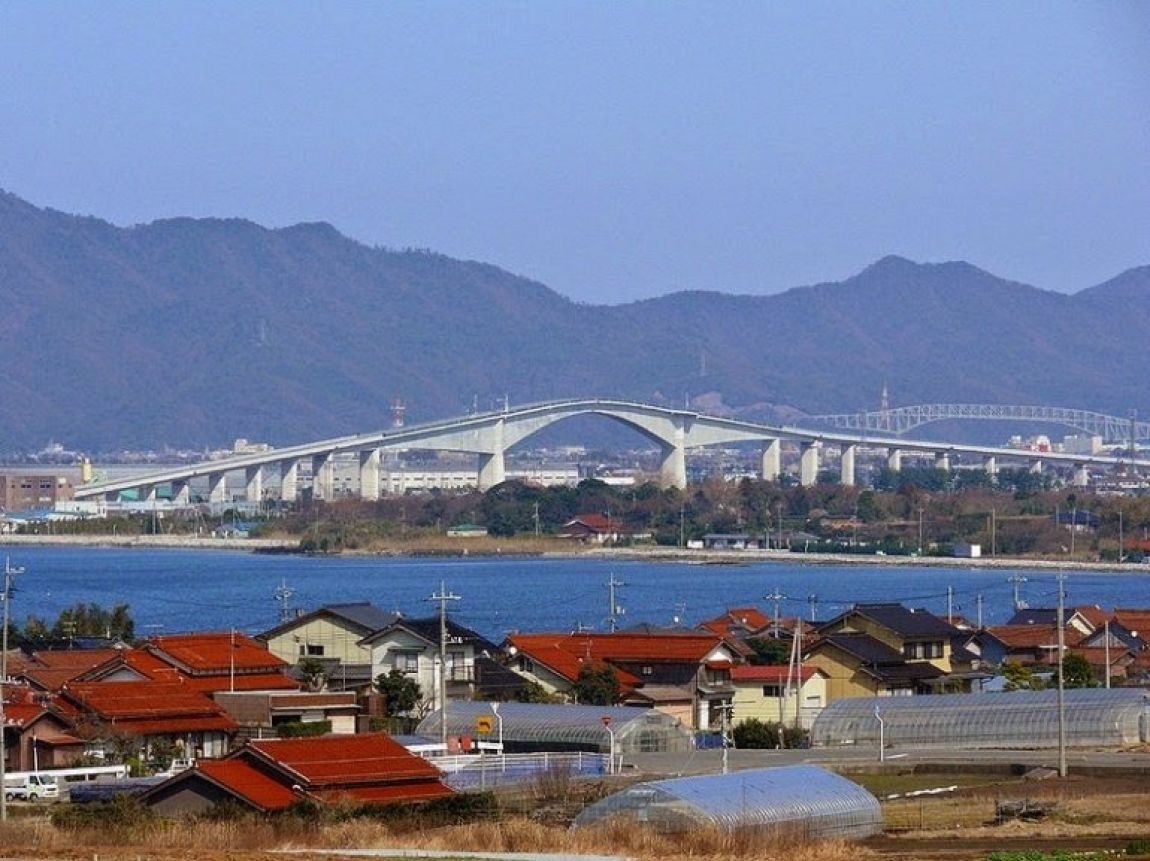 Japonský most s veľkým prevýšením vyzerá šialene