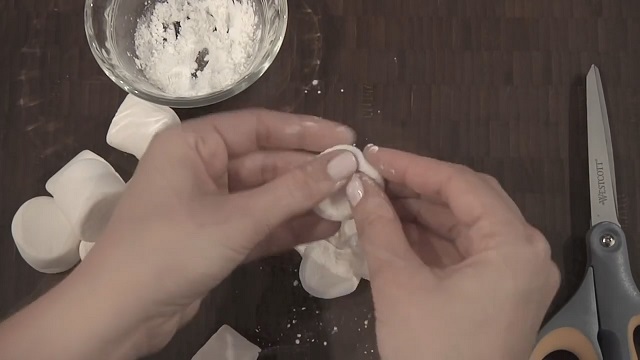 Ako si spraviť kvetinkovú ozdobu na koláč z cukríkov Marshmallow?