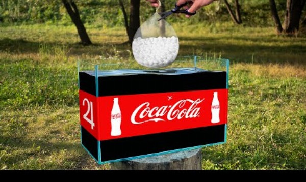 Akvárium s Coca Colou vs balón plný Mentos