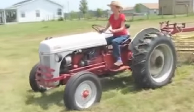 Úžasné retro aj moderné farmárske vybavenie a atraktívne dievčatá riadiace poľnohospodárske stroje