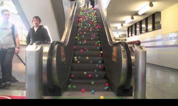 Bláznivé lopty na eskalátore
