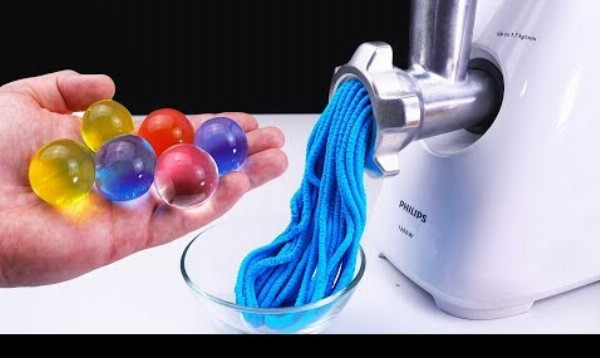 Experiment: Mlynček na mäso vs Orbeez guličky