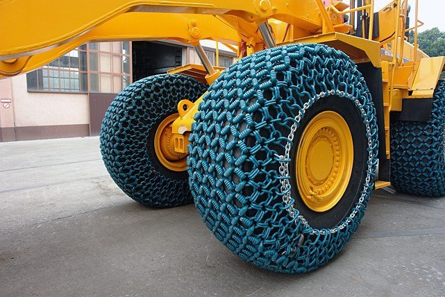 Ako nasadiť reťaze na obrovskú protiohňovú pneumatiku za 18000 dolárov