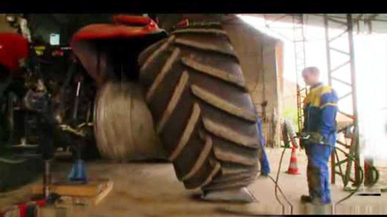 Oprava a nahrádzanie obrovskej traktorovej pneumatiky