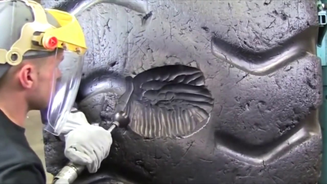 Hypnotické video: Úžasné opravovanie obrovskej drahej poškodenej pneumatiky exkavátora - ako na to