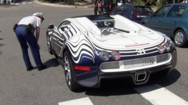 Keď policajt zastaví Bugatti Veyron