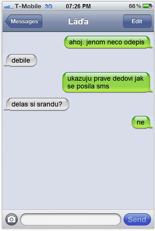 Keď ukazujete dedovi ako sa posiela SMS