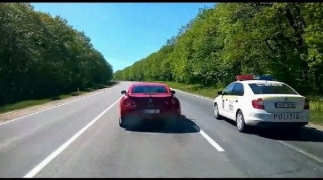 Keď vodič Nissanu GT-R stratí trpezlivosť s políciou a vyrazí plnou rýchlosťou vpred
