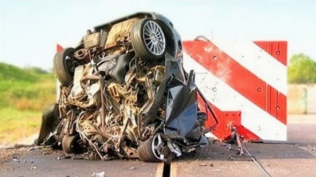 Najextrémnejší crash test - náraz do betónu vo vyše 190 km/h