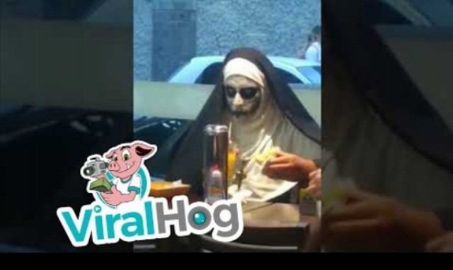 Neuveriteľný trapas hororovej mníšky v reštaurácii