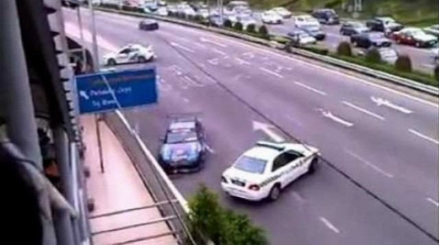 Pouličný pretekár vs 3 policajné autá