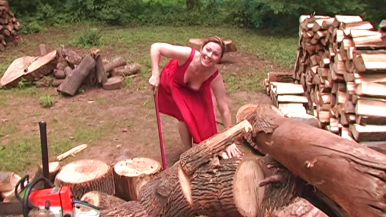 Они колят дрова. Колет дрова. Женщина рубит дрова. Фотосессия с дровами. Спиленные дрова.