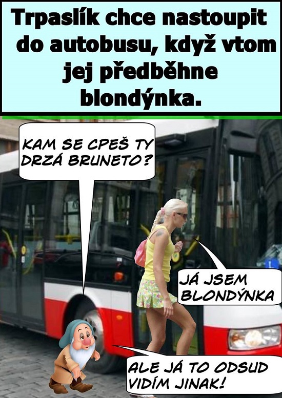 Trpaslík a blondína nastupujúca do autobusu