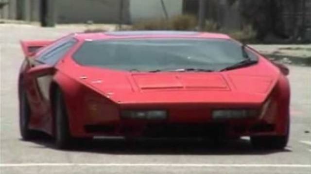 Vector V8 - superšport s neprekonateľným futuristickým interiérom